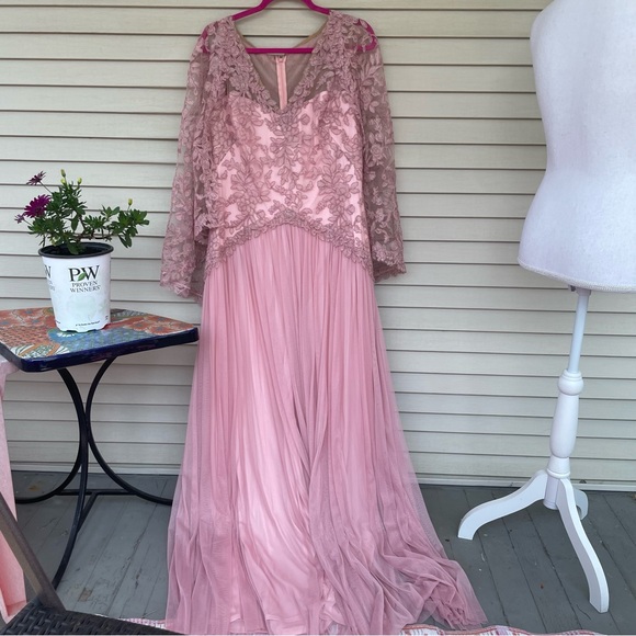 TADASHI SHOJI Embroidered Lace Cape Gown Dress in Rose Quartz Size 16 (NWT) - Picture 10 of 15